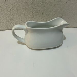 Target home collection white Porcelain White Gravy Boat 8 X 3.5 X 4” P10